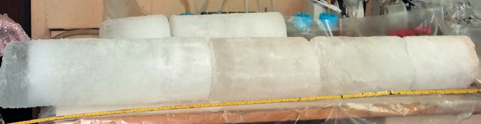 Рис. 7.  Керн льда длиной 3,2 м из бухты Ленинградской («Природа» №6, 2020)