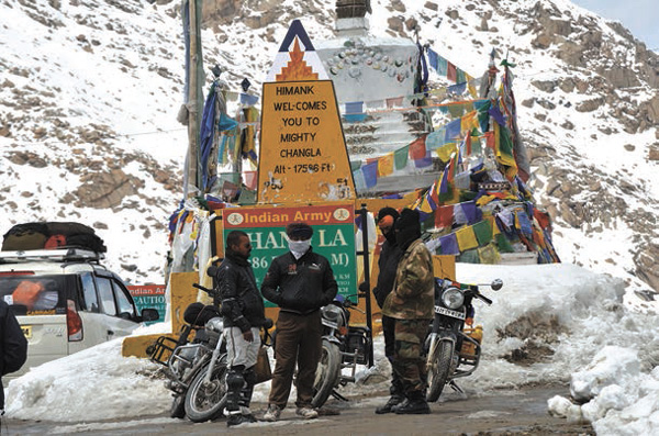 Перевал Чангла. От него дорога в Тибет, 10 мая 2013 года. Фото А. Андреева