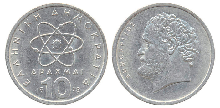 На аверсе — стилизованное современное изображение атома. Интересно, что на греческих монетах разных лет слово «драхма» в родительном падеже множественного числа написано по-разному, как это видно на примере монеты с Демокритом (ср. этот рис. и рис. ниже) («ТрВ» №17(261), 28.08.2018)