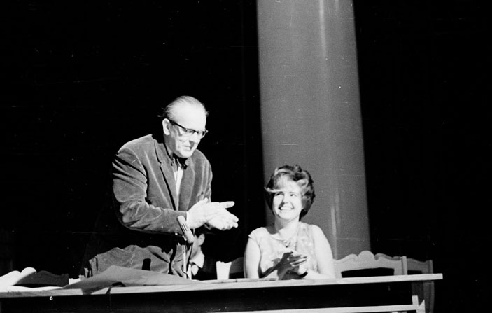 День физика на физфаке ЛГУ (1967). Н. А. и «мисс Физика» (Анечка Кузнецова) («Троицкий вариант» №14, 2019) 