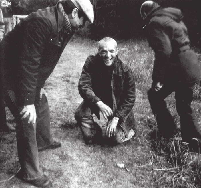 <b>Рис. 1.</b> Расшибай на съемках «Сталкера» (1977 год). Андрей Тарковский, Александр Кайдановский и Анатолий Солоницын <a name=b3></a><a href=/nauchno-populyarnaya_biblioteka/433716/Igry_s_monetami#3>[3]</a> («ТрВ» №15(234), 01.08.2017)