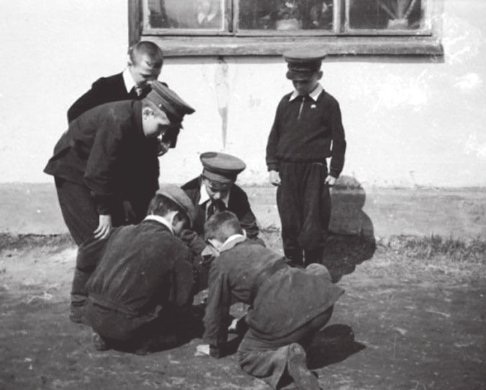 <b>Рис. 5. </b>На верхней фотографии — пристенок; на нижней, судя по позам, расшибалы [<a name=b1></a><a href=/nauchno-populyarnaya_biblioteka/433716/Igry_s_monetami#1>1</a>, <a name=b7></a><a href=/nauchno-populyarnaya_biblioteka/433716/Igry_s_monetami#7>7</a>, <a name=b8></a><a href=/nauchno-populyarnaya_biblioteka/433716/Igry_s_monetami#8>8</a>, <a name=b9></a><a href=/nauchno-populyarnaya_biblioteka/433716/Igry_s_monetami#9>9</a>]. Обе игры могли называться «чика» (не путать с чекой, чеканкой, игрой с мячом) («ТрВ» №15(234), 01.08.2017)