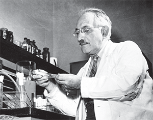 Доктор Ваксман в лаборатории