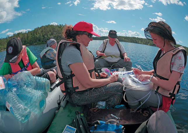 Отбор проб на озере Большие Хрусломены («Природа» №1, 2020)