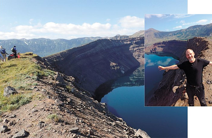 Автор и участники вулканологической конференции на краю озера, которое заполнило кратер вулкана Штюбель («Наука из первых рук» №4, 2018)
