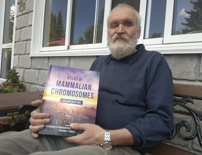 Александр Графодатский с атласом в руках («Коммерсантъ Наука» №24, сентябрь 2020)