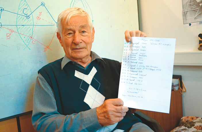 А. Сосинский со списком первых лауреатов конкурса. Фото Н. Деминой («ТрВ» №15(234), 01.08.2017)