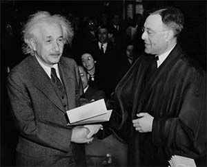Эйнштейн получает сертификат об американском гражданстве. Октябрь 1940 года