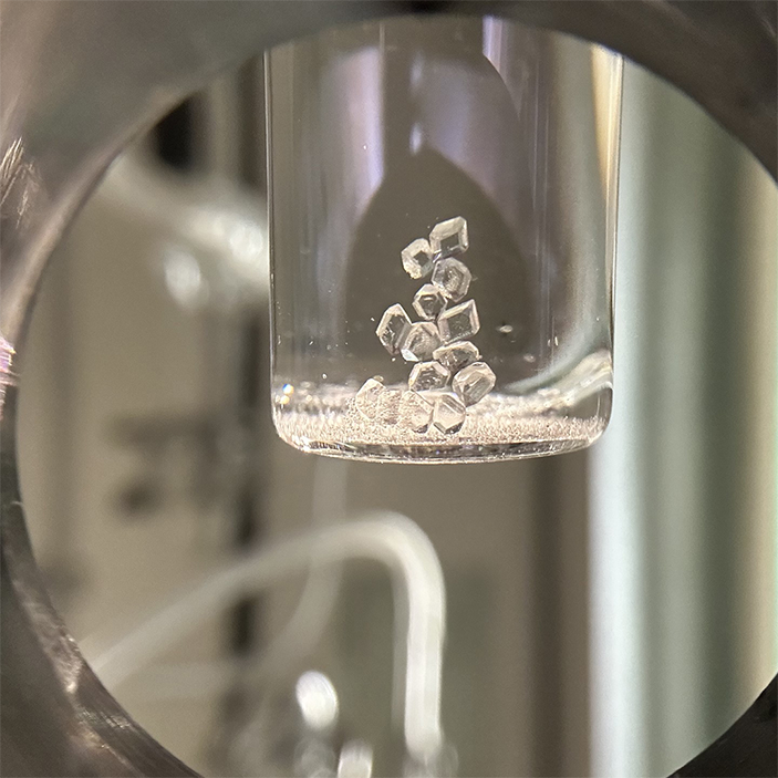 Начальный этап в многоступенчатой синтетической процедуре получения индий-серных кристаллов путем медленного испарения насыщенного ацетонитрилового раствора