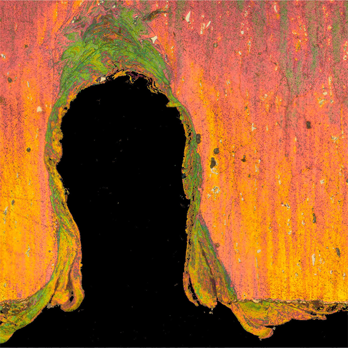 Это не силуэт викторианской леди, а всего лишь микросрез куска алюминия, который подвергся многократному воздействию пучка Advanced Photon Source\n