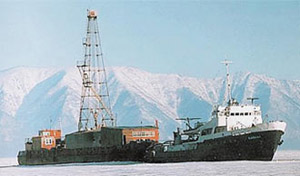 Буровой комплекс на Байкале. Зима 1998 года. Фото: «Наука и жизнь»