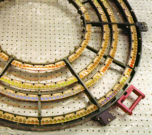 Рентгеновский дифракционный спектрометр высокого разрешения LETGS - набор золотых дифракционных решеток с периодом в 1 мкм (фото с сайта chandra.harvard.edu)