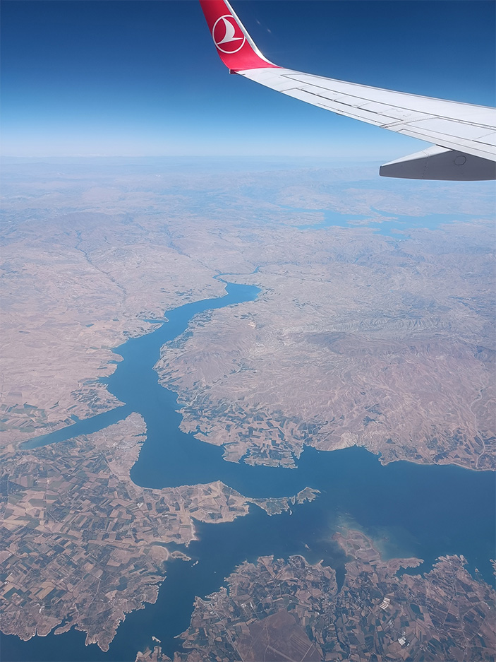 Под крылом самолета водохранилище на Евфрате в Верхней Месопотамии