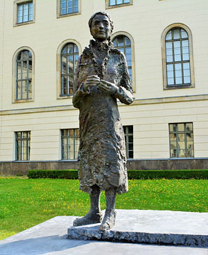 Памятник Лизе Мейтнер, Берлин (скульптор Анна Франциска Шварцбах, 2014 год) («Квантик» №10, 2016)