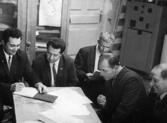 Совещание по ИК-спектрометру в комиссии. Москва, октябрь 1969 года. Слева направо: Я. Кругер, В. Е. Плисс и Ю. С. Стрелецкий и др. («ТрВ» №13(257), 03.07.2018)