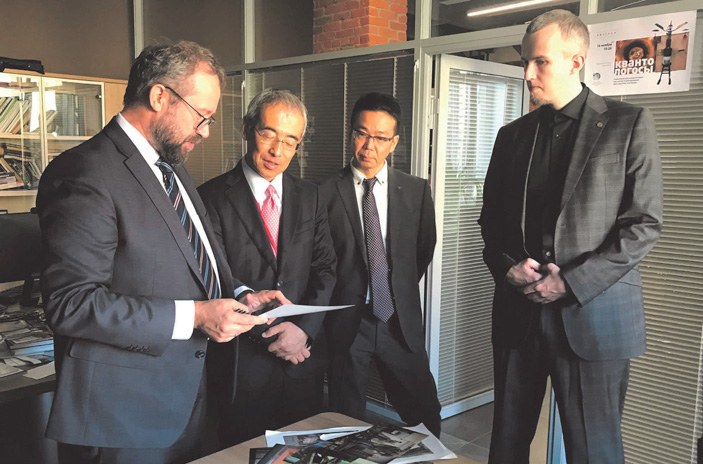 Сергей Люлин с президентом компании Shimadzu Europa GmbH Дзиро Такасимой (Jiro Takashima,  второй слева) и его коллегами («ТрВ» №22(266), 06.11.2018)