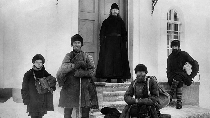 Священник и нищие на крыльце церкви