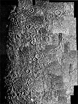 Рис. 7. Mariner-10 нашел только одно образование на Меркурии, которое отдаленно напоминает большое лунное кратерное море — бассейн Caloris Planitia. На снимке видна половина бассейна, находившаяся во время миссии Mariner-10 на освещенной стороне. Изображение: «В мире науки»