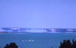 Лодка с типичным верхним миражом (фото с сайта virtual.finland.fi)