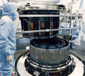 Сборка главного зеркала (фото сайта chandra.harvard.edu)