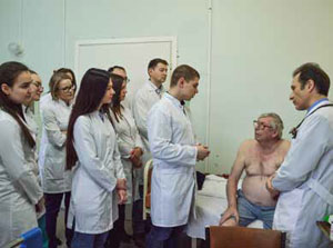 Клинический обход с ординаторами кафедры факультетской терапии и профболезней МГМСУ («Химия и жизнь» №8, 2021)