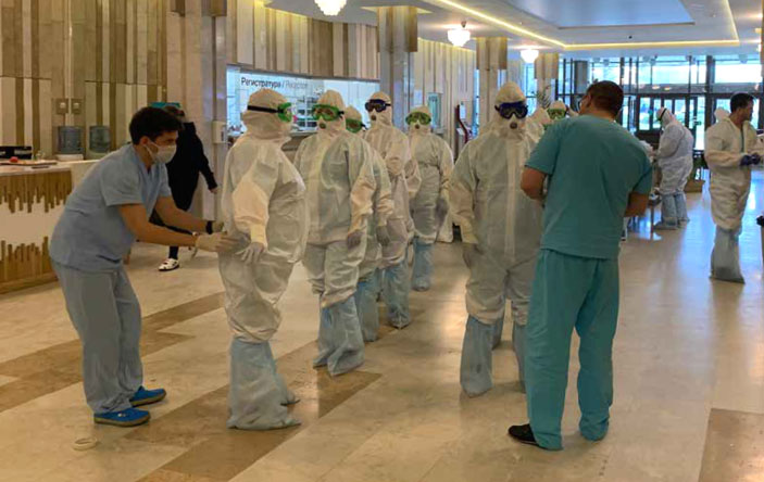 Госпитальная клиника МЕДСИ, центральный холл, Врачи уходят на смену в красную зону для борьбы с COVID-19 («Химия и жизнь» №8, 2021) 