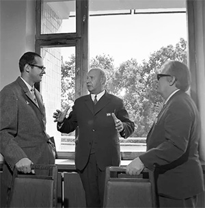 Н. Н. Боголюбов (справа), Д. И. Блохинцев (в центре)