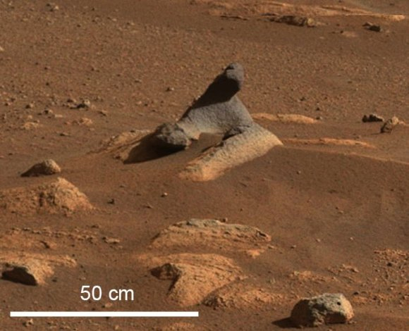 Скала, источенная ветром, на одной из панорам кратера Езеро