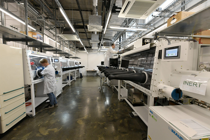 В перчаточные шкафы закачан аргон, чтобы электролит и анод не деградировали на воздухе