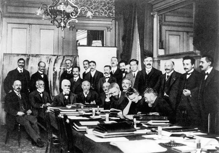 Резерфорд (стоит четвертый справа) на первом Сольвеевском конгрессе. 1911 г.