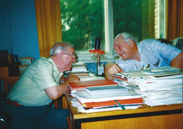 Э. Трифонов в рабочем кабинете Ю.С. в ИМГ РАН во время своего приезда в Москву из Израиля, конец 1990-х: четверть века спустя...