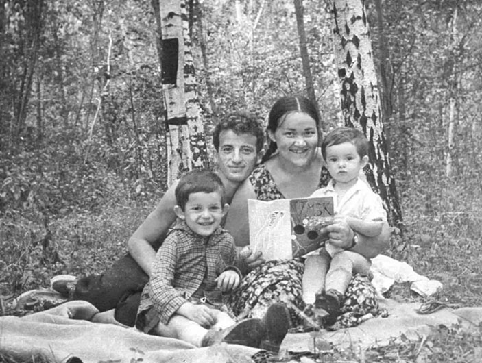 Симон Шноль с женой и детьми («Троицкий вариант» №19, 2021) 