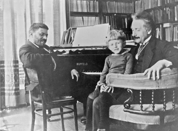 Эйнштейн дома у Эренфестов, 1920 год. На коленях гостя — сын Эренфеста Павлик («Троицкий вариант» №21(340), 2021)
