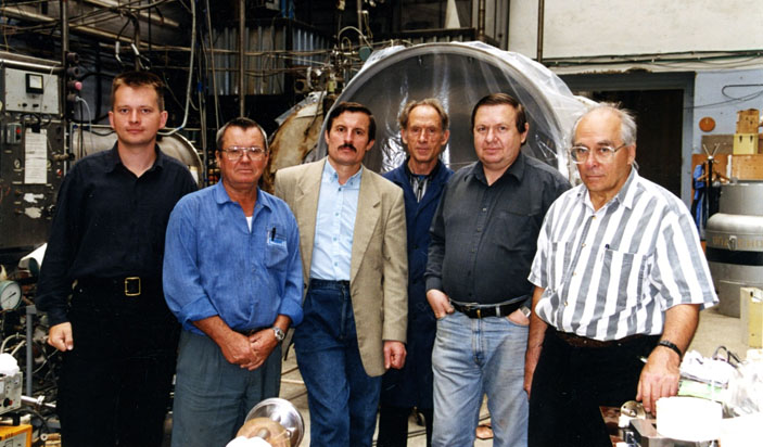 В. М. Лобашев с сотрудниками на установке &laquo;Троицк ню-масс&raquo; («Троицкий вариант» №20, 2019) 