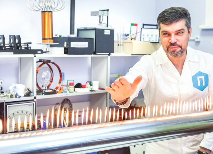 Алексей Иванченко в лаборатории физики Политехнического музея («ТрВ» №19(238), 26.09.2017)