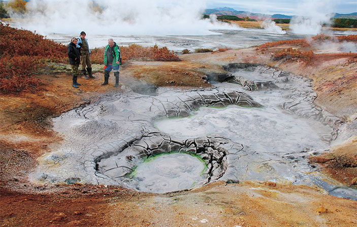 Кипящие глиняные котлы вблизи Восточного термального поля в кальдере Узон. Камчатка («Наука из первых рук» №5–6(90), 2020)