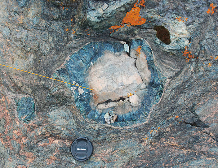 Включение метаморфической породы родингита в серпентините («Наука из первых рук» №5–6(90), 2020)