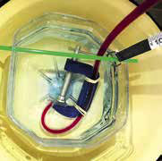 Рис. 4. Одна струбцина погружается в сосуд, нулевая отметка рулетки совмещается с поверхностью воды  («Квантик» №2, 2018)