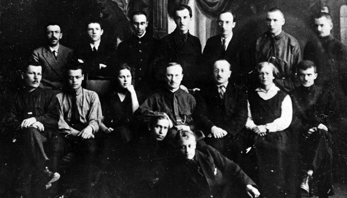 Шубников (сидит в центре) среди сотрудников его кафедры и преподавателей других факультетов Уральского государственного университета. Вторая справа — его жена, минералог О. М. Лебедева-Шубникова
