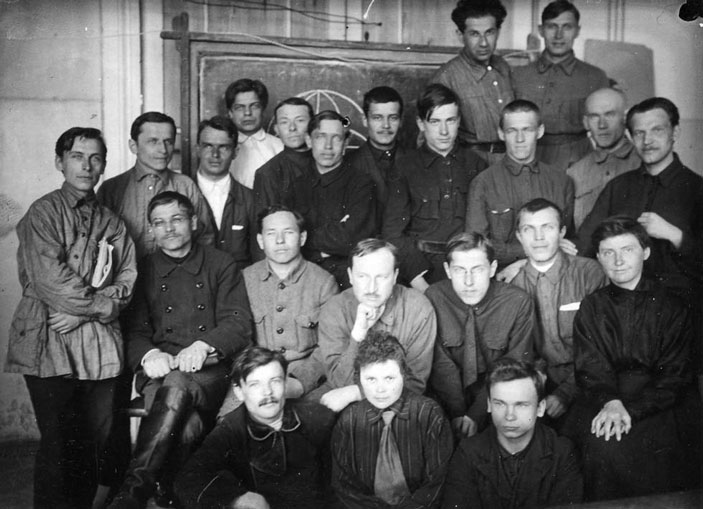 А. В. Шубников (сидит в середине второго ряда) среди студентов Уральского университета. 1920–1921 гг.