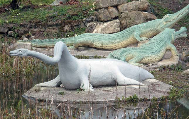 Плезиозавр «Plesiosaurus» macrocephalus, за ним два крокодила Teleosaurus