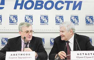 Директор ГУ НИИ глазных болезней РАМН профессор С. Э. Аветисов и заведующий кафедрой офтальмологии Санкт-Петербургского медицинского университета им. академика И. П. Павлова профессор Ю. С. Астахов на пресс-конференции, посвященной Всемирному дню защиты зрения, которая состоялась в РИА 