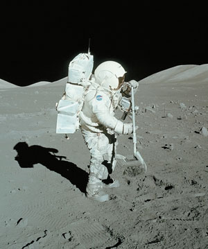 Рис. 5. Астронавт Apollo-17 Харрисон Шмитт собирает частицы лунного грунта («Природа» №9, 2015)