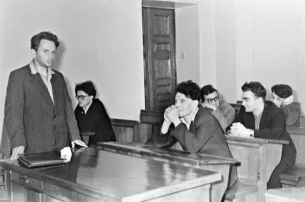 Семинар Ф. А. Березина — Р. А. Минлоса в МГУ, 1959 г. (Березин стоит, Минлос на 1-й парте) (ТрВ №2(221), 31 января 2017 г.)