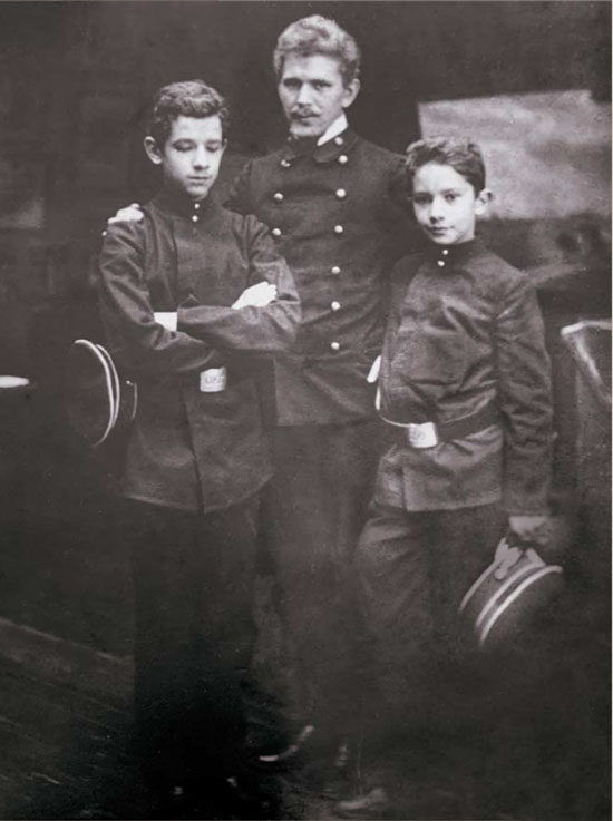 Генрих и Матвей Манизеры с учителем