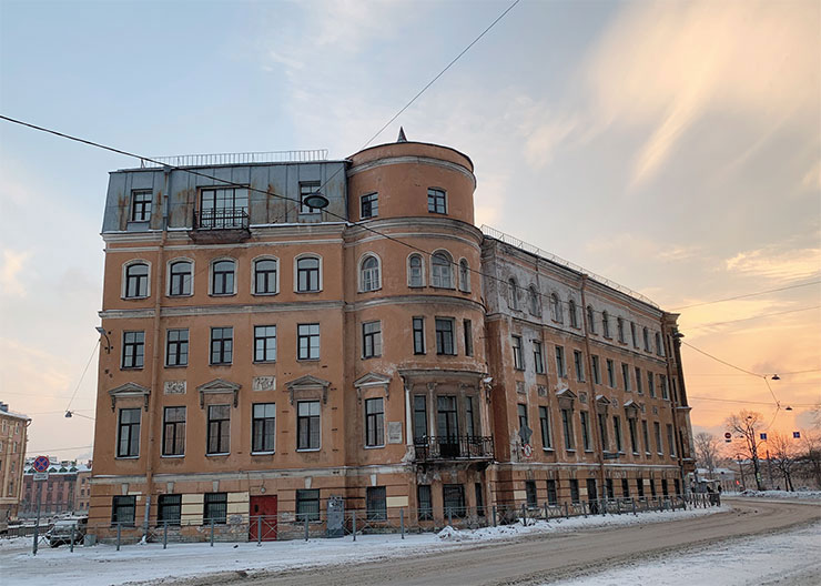 Дом №3 на Калинкинской площади (ныне Площадь Репина) в Санкт-Петербурге, где в 1896–1922 гг. жила семья Манизеров