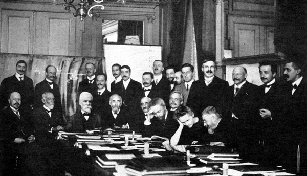 Участники первого Сольвеевского конгресса (Макс Планк стоит второй слева). 1911&nbsp;год