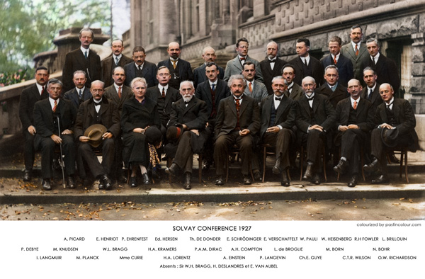 Сольвеевский конгресс 1927 года собрал великих учёных. На фото в первом ряду (<i>слева направо</i>) — Ирвинг Ленгмюр, Макс Планк, Мария Склодовская-Кюри, Хенрик Лоренц, Альберт Эйнштейн и другие.   Colorized by Sanna Dullaway, photograph by Benjamin Couprie, Institut International de Physique Solvay. Фото с сайта hyperphysics.phy-astr.gsu.edu