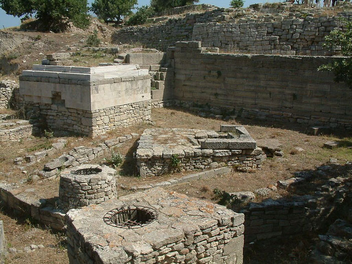 Стены Трои, раскопанные на холме Гиссарлык. Фото: Wikimedia Commons / СС BY-SA 3.0 («Наука и жизнь» №12, 2017)