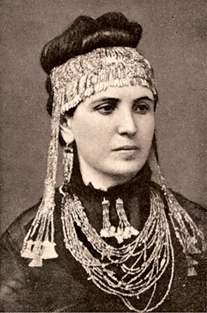 София Шлиман в украшениях, найденных при раскопках Трои. Фото: Unknown / Wikimedia Commons / PD («Наука и жизнь» №12, 2017)